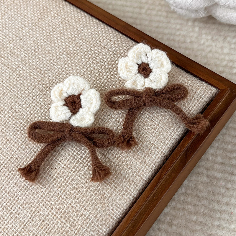 1 Pair Simple Style Classic Style Flower Yarn Ear Studs display picture 1