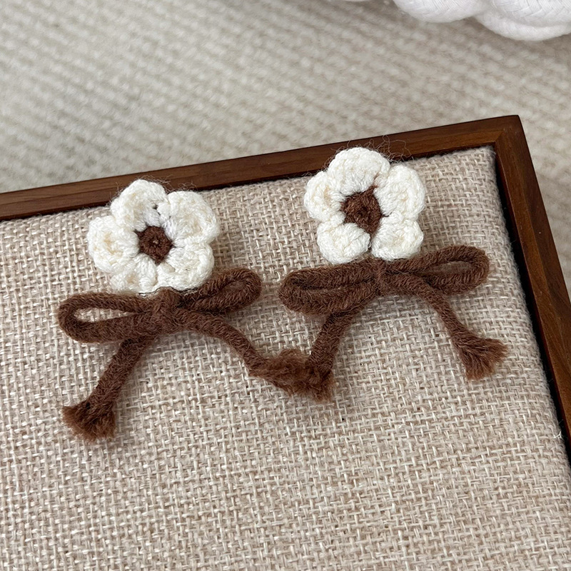 1 Pair Simple Style Classic Style Flower Yarn Ear Studs display picture 3