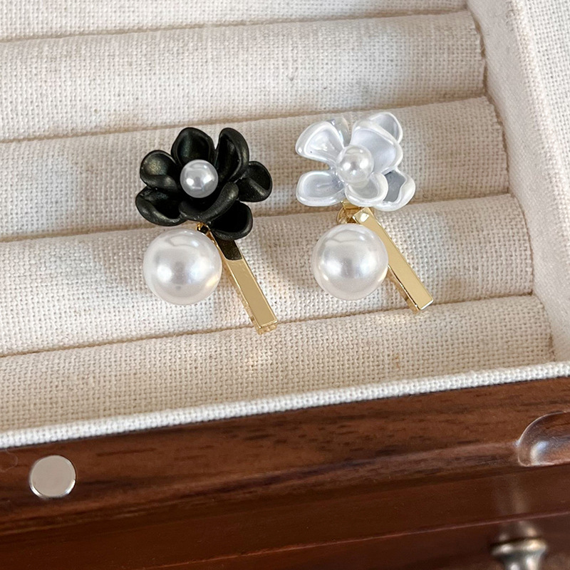 1 Pair Elegant Princess Flower Imitation Pearl Alloy Gold Plated Ear Studs display picture 5