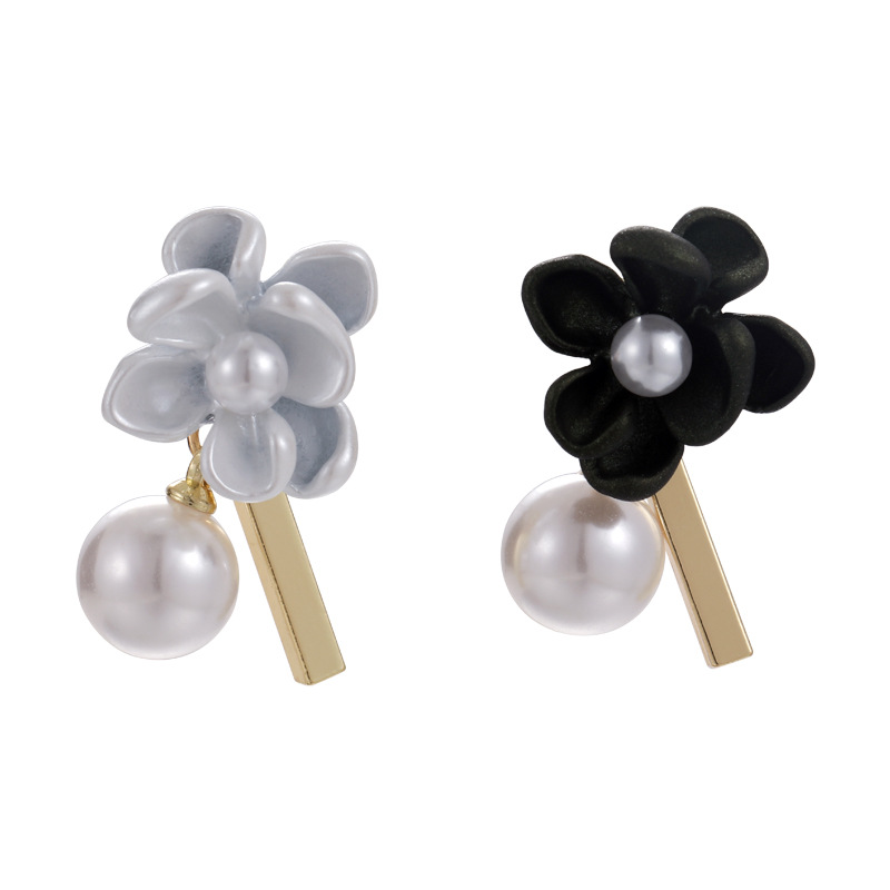 1 Pair Elegant Princess Flower Imitation Pearl Alloy Gold Plated Ear Studs display picture 6