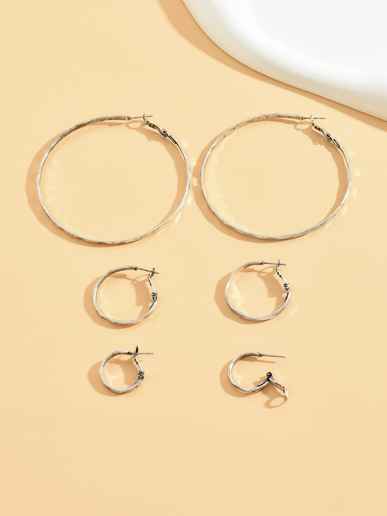 Wholesale Jewelry Retro Streetwear Solid Color Ferroalloy Hoop Earrings display picture 9