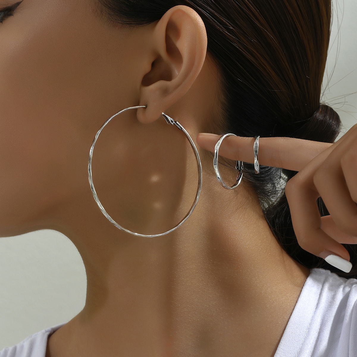 Wholesale Jewelry Retro Streetwear Solid Color Ferroalloy Hoop Earrings display picture 2