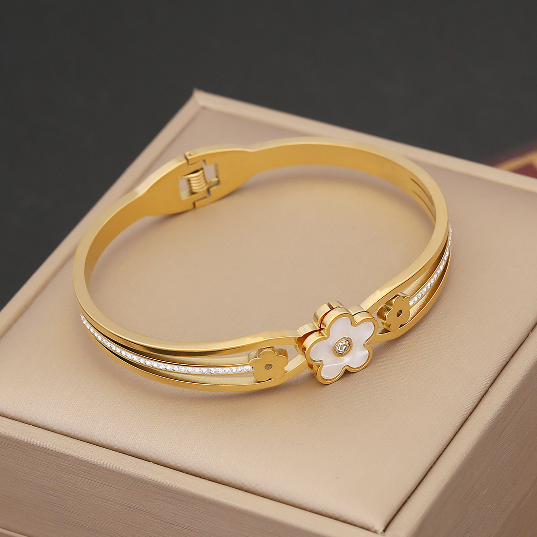 Retro Commute Flower Stainless Steel 18K Gold Plated Zircon Bangle In Bulk display picture 7