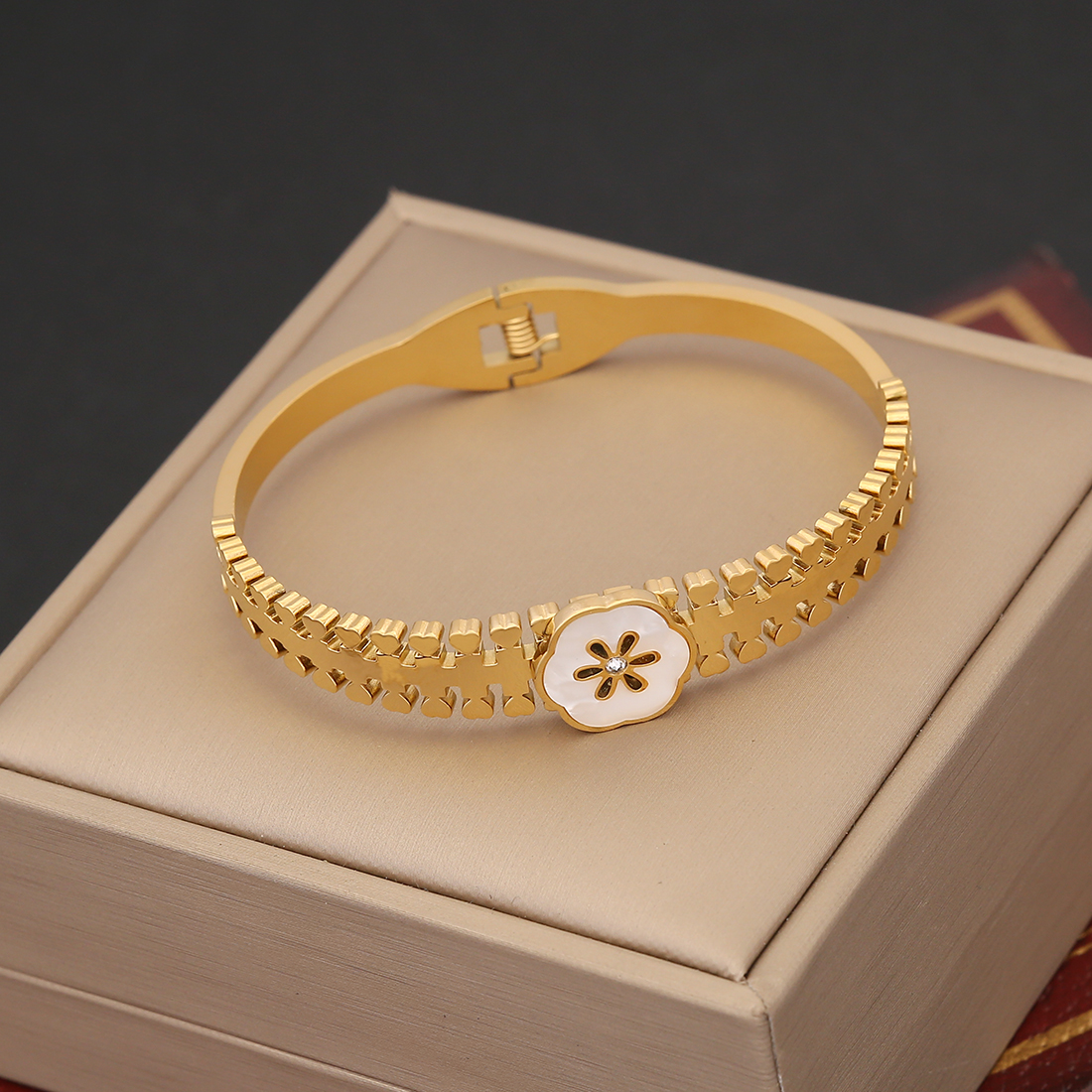 Retro Commute Flower Stainless Steel 18K Gold Plated Zircon Bangle In Bulk display picture 3