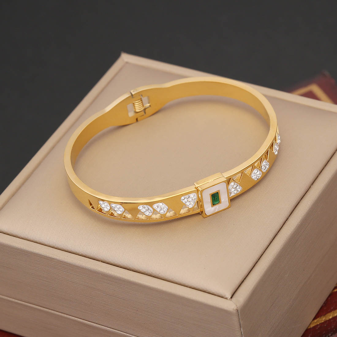 Retro Commute Flower Stainless Steel 18K Gold Plated Zircon Bangle In Bulk display picture 5