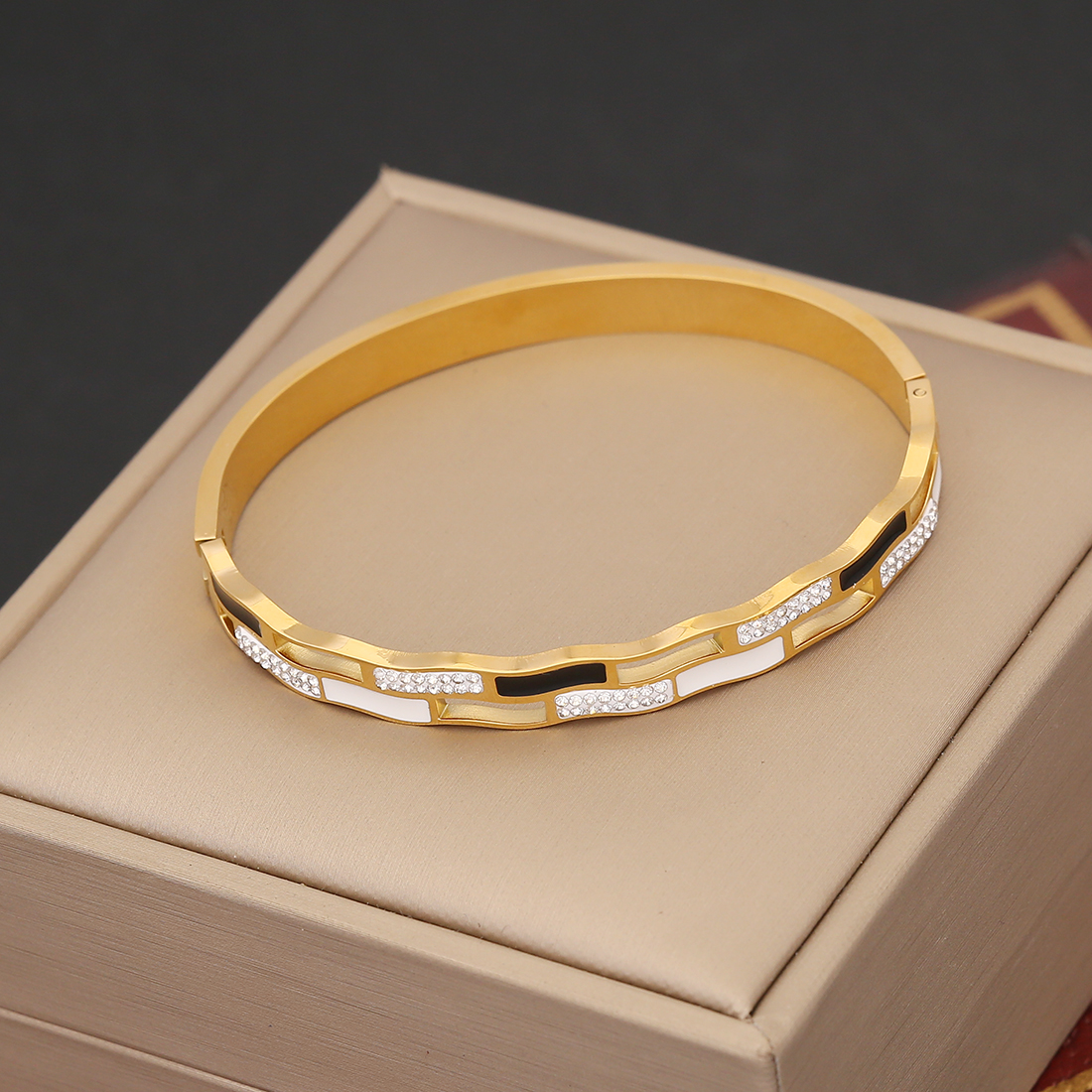 Retro Commute Flower Stainless Steel 18K Gold Plated Zircon Bangle In Bulk display picture 6