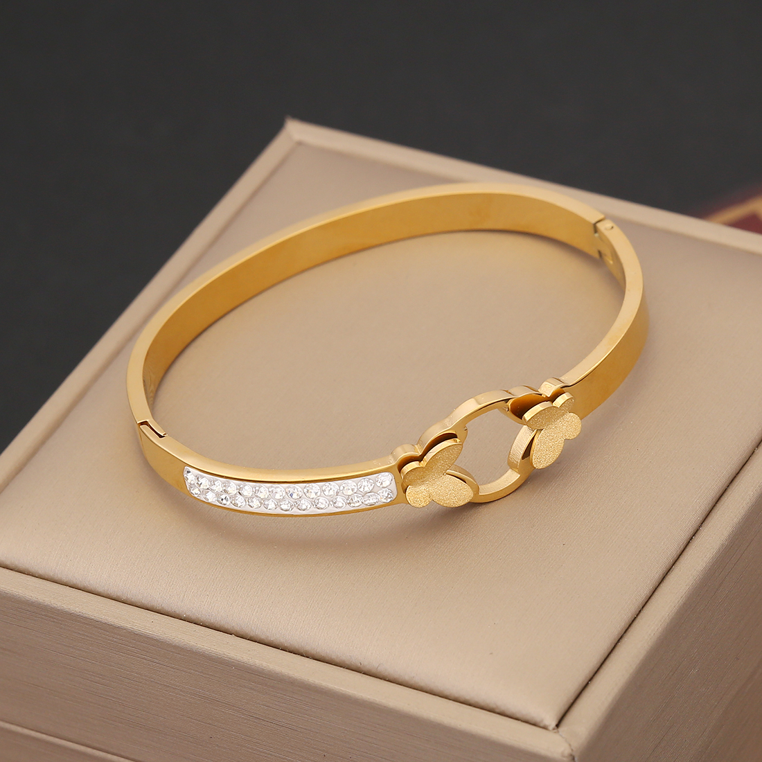 Retro Commute Flower Stainless Steel 18K Gold Plated Zircon Bangle In Bulk display picture 4