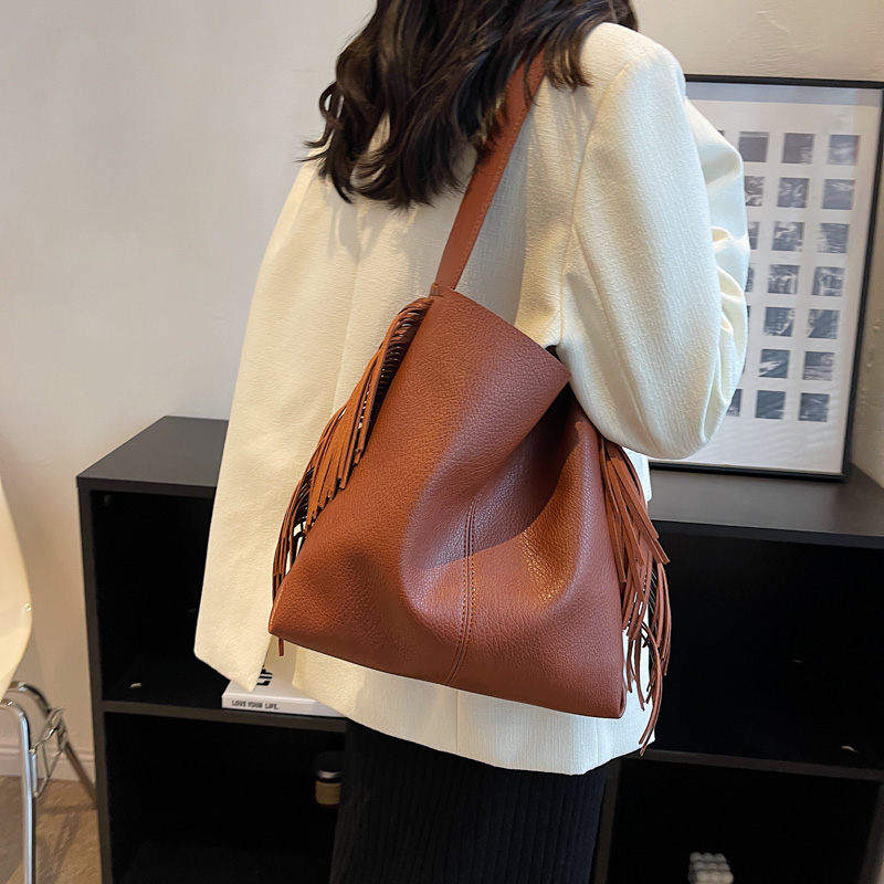 Women's Pu Leather Solid Color Classic Style Tassel Sewing Thread Bucket Magnetic Buckle Tote Bag display picture 7