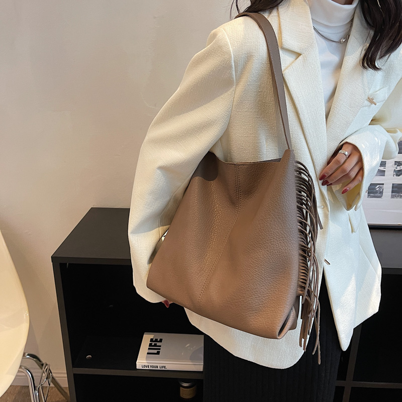Women's Pu Leather Solid Color Classic Style Tassel Sewing Thread Bucket Magnetic Buckle Tote Bag display picture 8