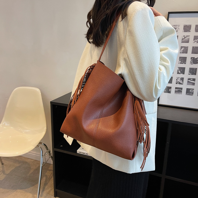 Women's Pu Leather Solid Color Classic Style Tassel Sewing Thread Bucket Magnetic Buckle Tote Bag display picture 14