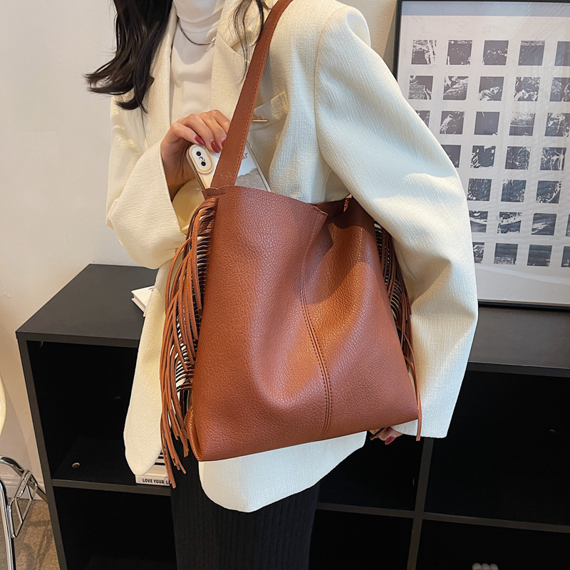 Women's Pu Leather Solid Color Classic Style Tassel Sewing Thread Bucket Magnetic Buckle Tote Bag display picture 16