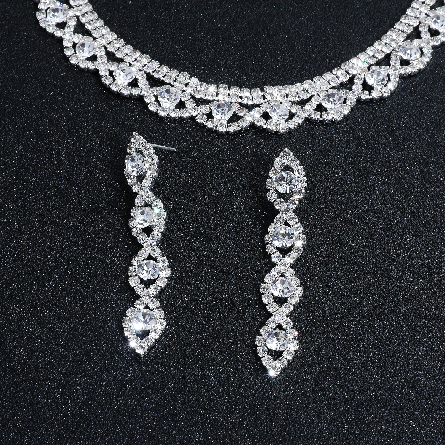 Elegante Estilo Clásico Brillante Geométrico Aleación Embutido Diamantes De Imitación Mujeres Aretes Collar display picture 4