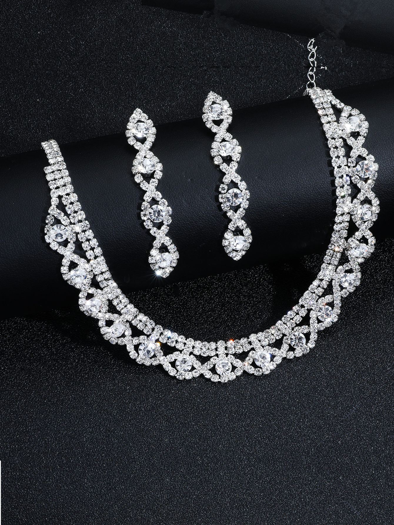 Élégant Style Classique Brillant Géométrique Alliage Incruster Strass Femmes Des Boucles D'oreilles Collier display picture 5