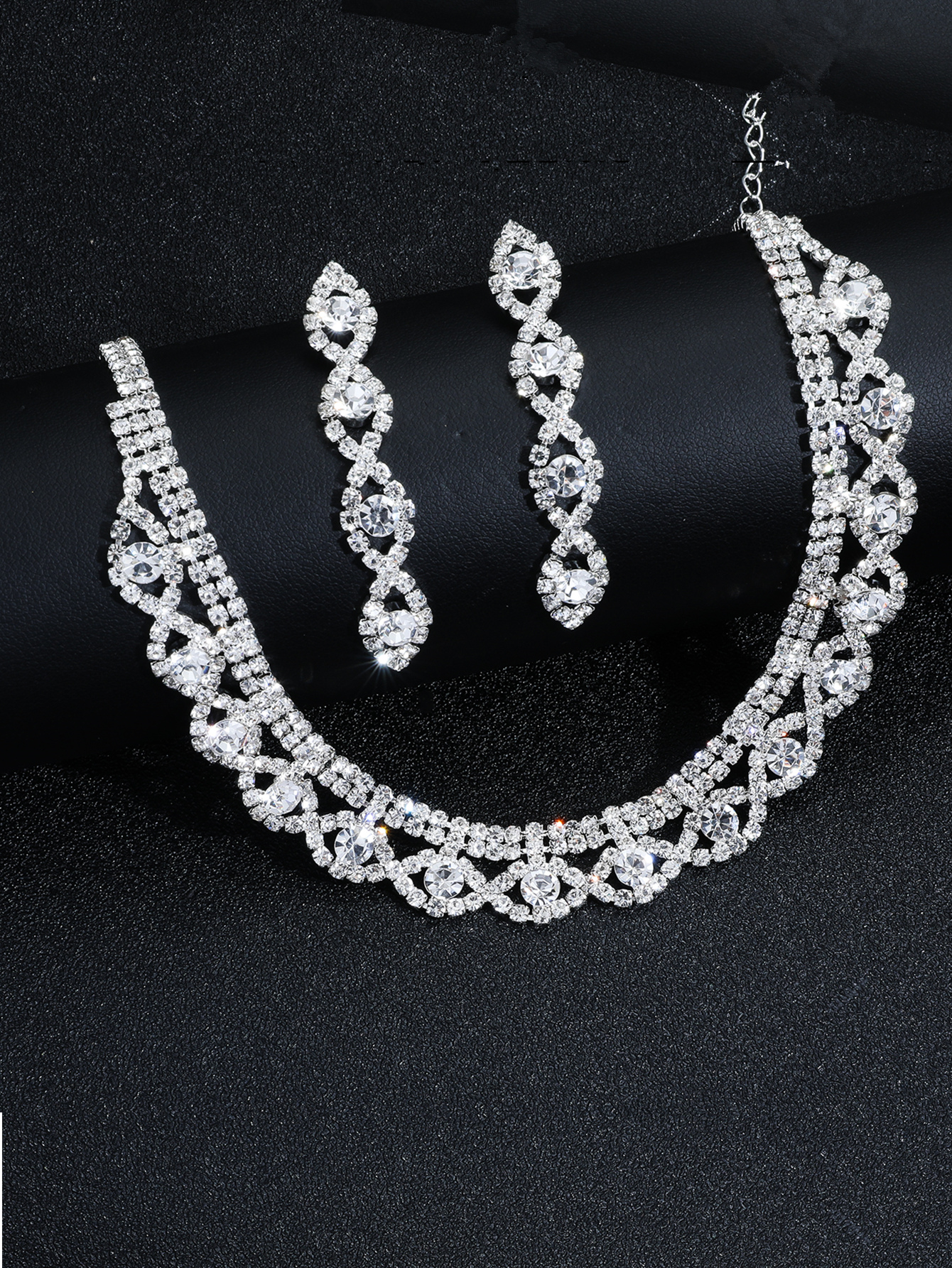 Elegante Estilo Clásico Brillante Geométrico Aleación Embutido Diamantes De Imitación Mujeres Aretes Collar display picture 5