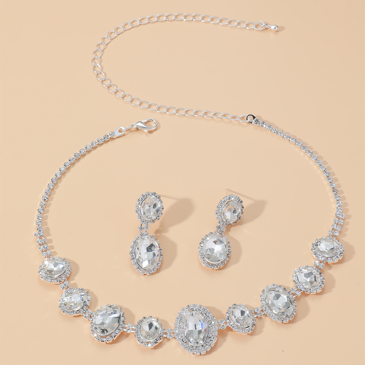 Elegante Señora Geométrico Aleación Ahuecar Embutido Diamantes De Imitación Mujeres Aretes Collar display picture 1