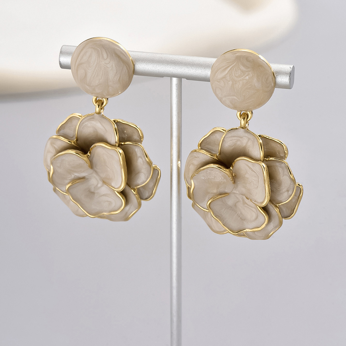 1 Pair Exaggerated Artistic Water Droplets Pearl Flower Alloy Drop Earrings display picture 2