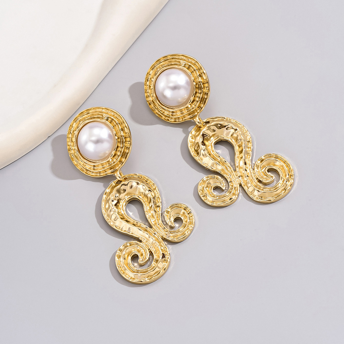 1 Pair Exaggerated Artistic Water Droplets Pearl Flower Alloy Drop Earrings display picture 5