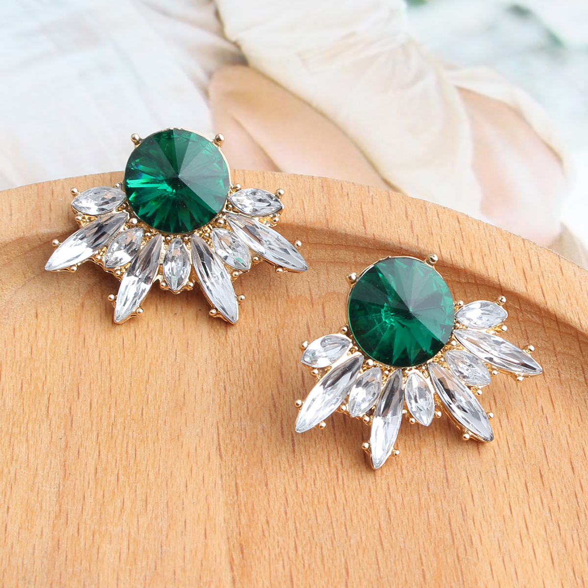 1 Pair Casual Elegant Shiny Leaves Plating Inlay Alloy Artificial Gemstones Gold Plated Ear Studs display picture 3