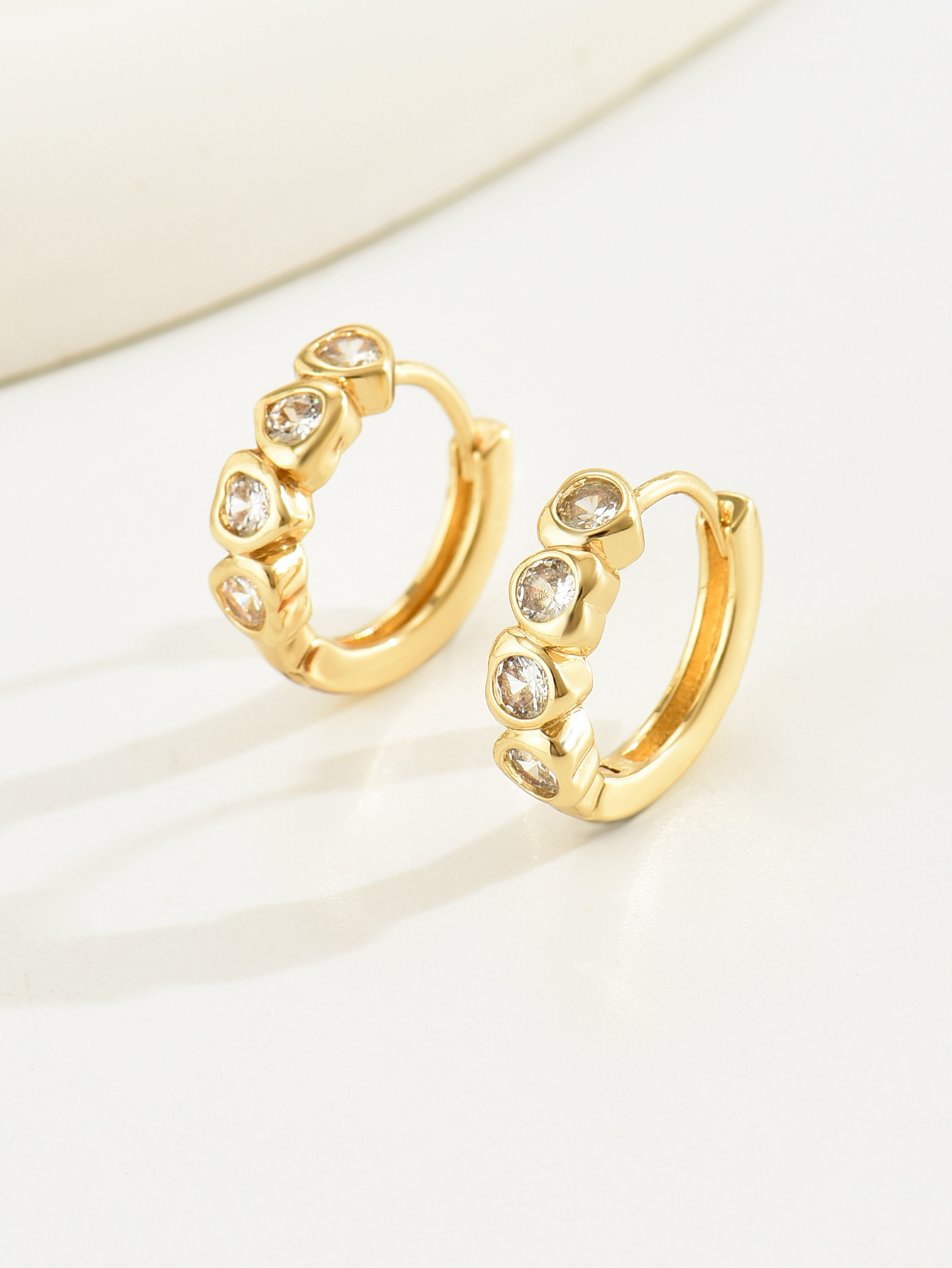 1 Pair Simple Style Classic Style Solid Color Inlay Copper Rhinestones Gold Plated Hoop Earrings display picture 1