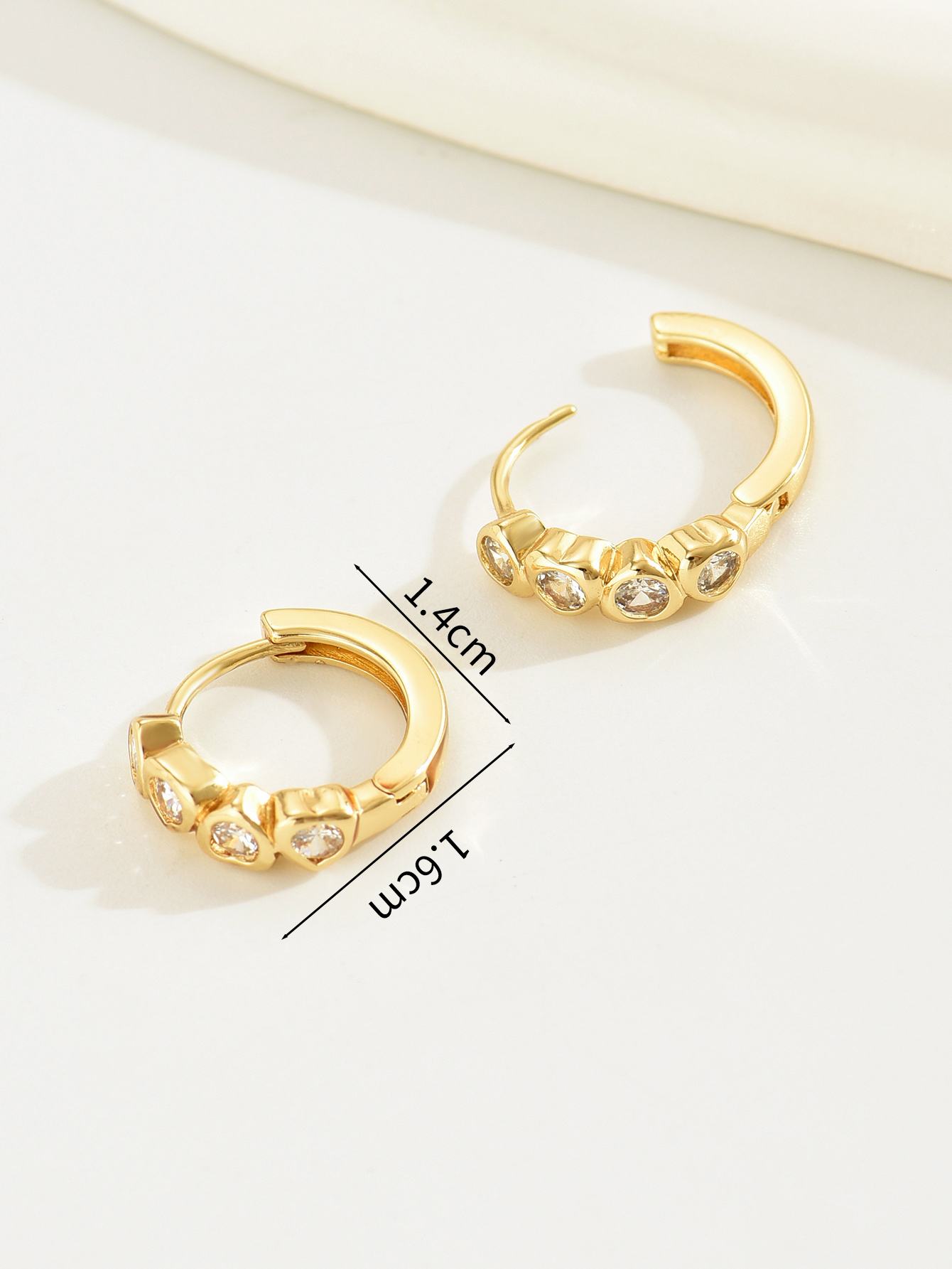 1 Pair Simple Style Classic Style Solid Color Inlay Copper Rhinestones Gold Plated Hoop Earrings display picture 3
