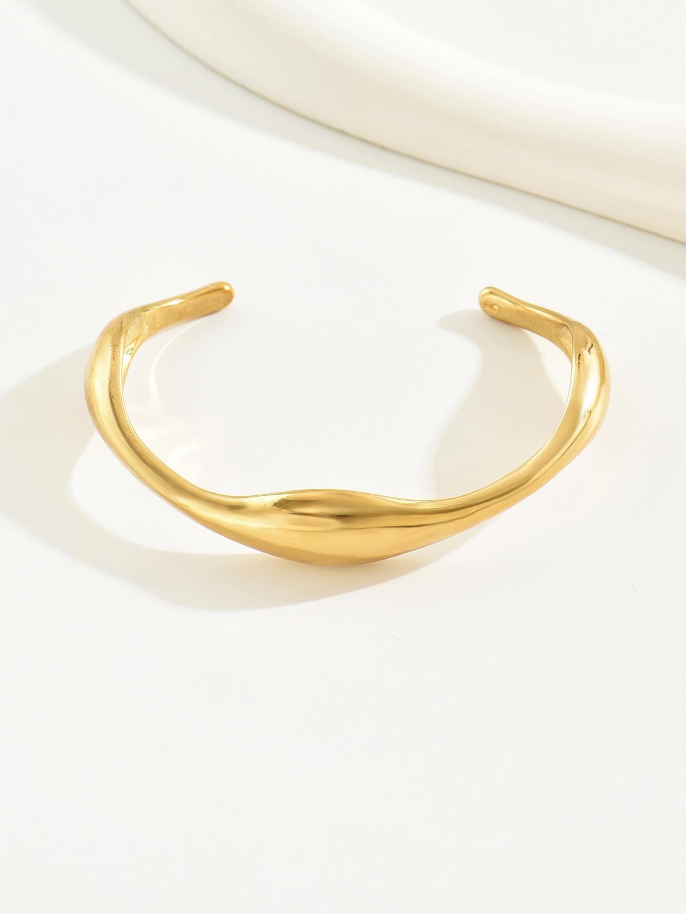 Simple Style Commute Solid Color Alloy Gold Plated Women's Cuff Bracelets display picture 2