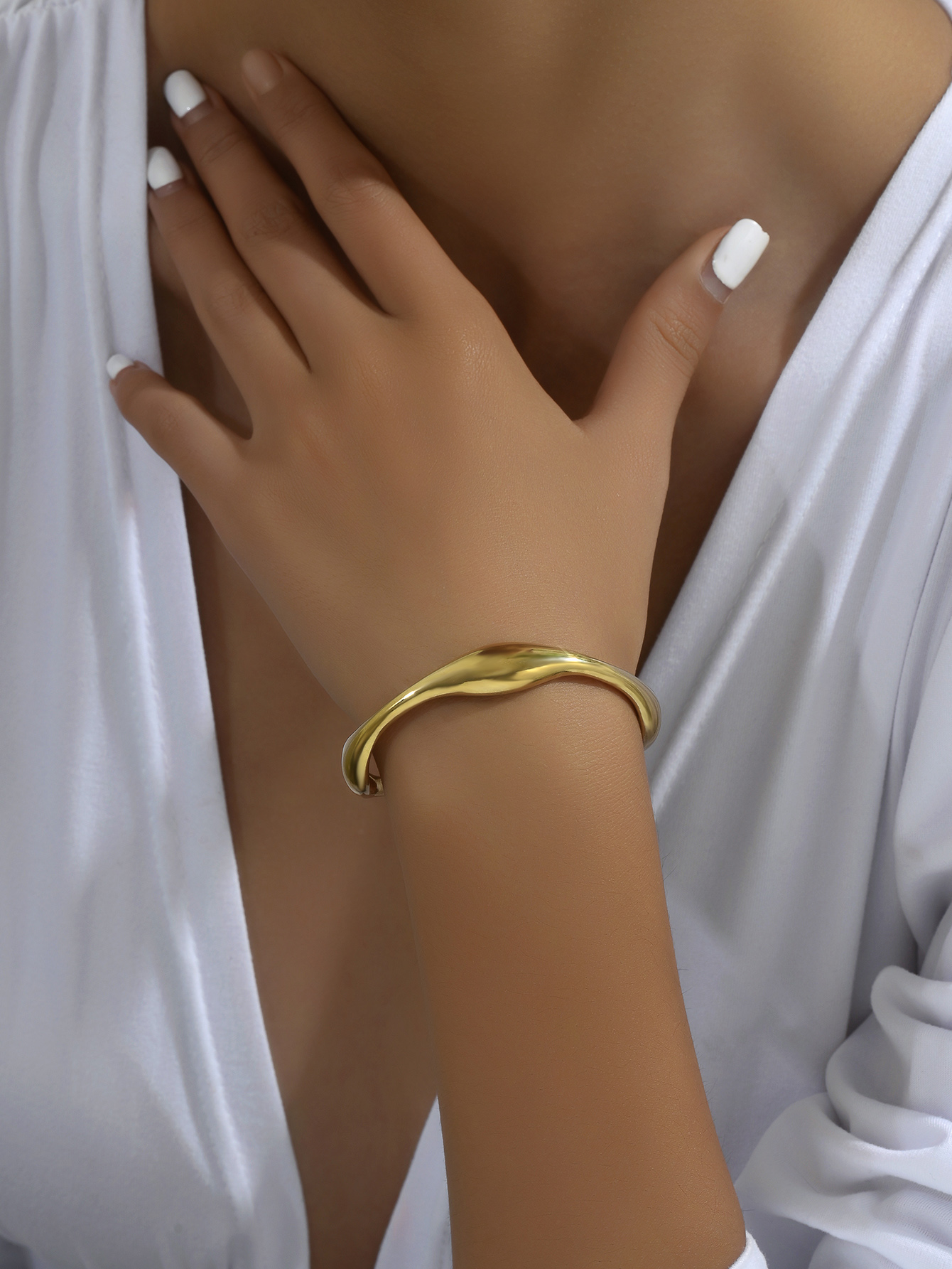 Simple Style Commute Solid Color Alloy Gold Plated Women's Cuff Bracelets display picture 3