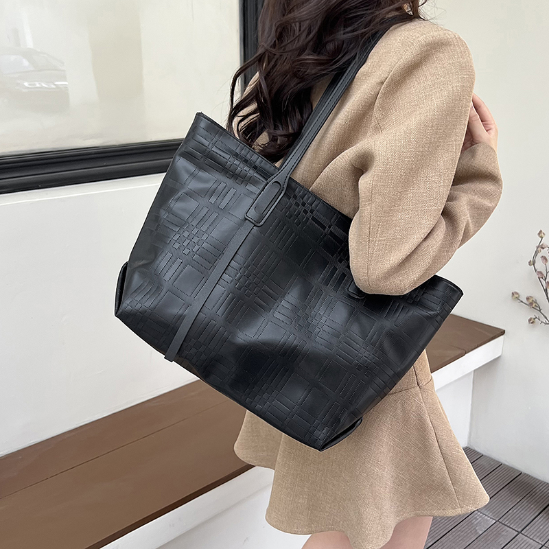 Women's Pu Leather Solid Color Streetwear Square Zipper Tote Bag display picture 1