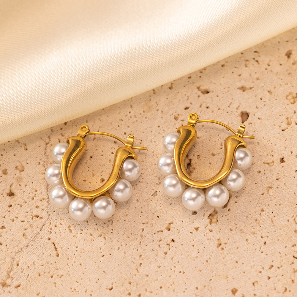 1 Paar Retro Barocker Stil Geometrisch Einfarbig Epoxid Überzug Inlay Titan Stahl Künstliche Perlen 18 Karat Vergoldet Reif Ohrringe display picture 3