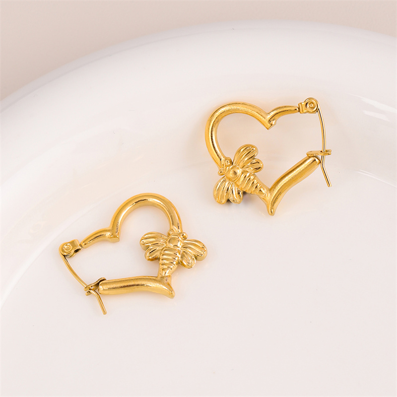 1 Pair Simple Style Irregular Heart Shape Bee Plating 201 Stainless Steel 18K Gold Plated Ear Studs display picture 1