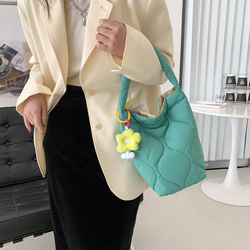 Frau Nylon Linge Klassischer Stil Nähgarn Eimer Magnetschnalle Handtasche display picture 12