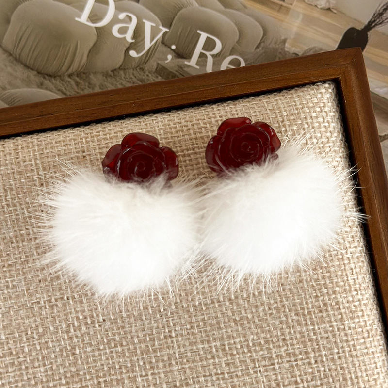 1 Pair Simple Style Classic Style Commute Flower Patchwork Resin Hairball Drop Earrings display picture 1