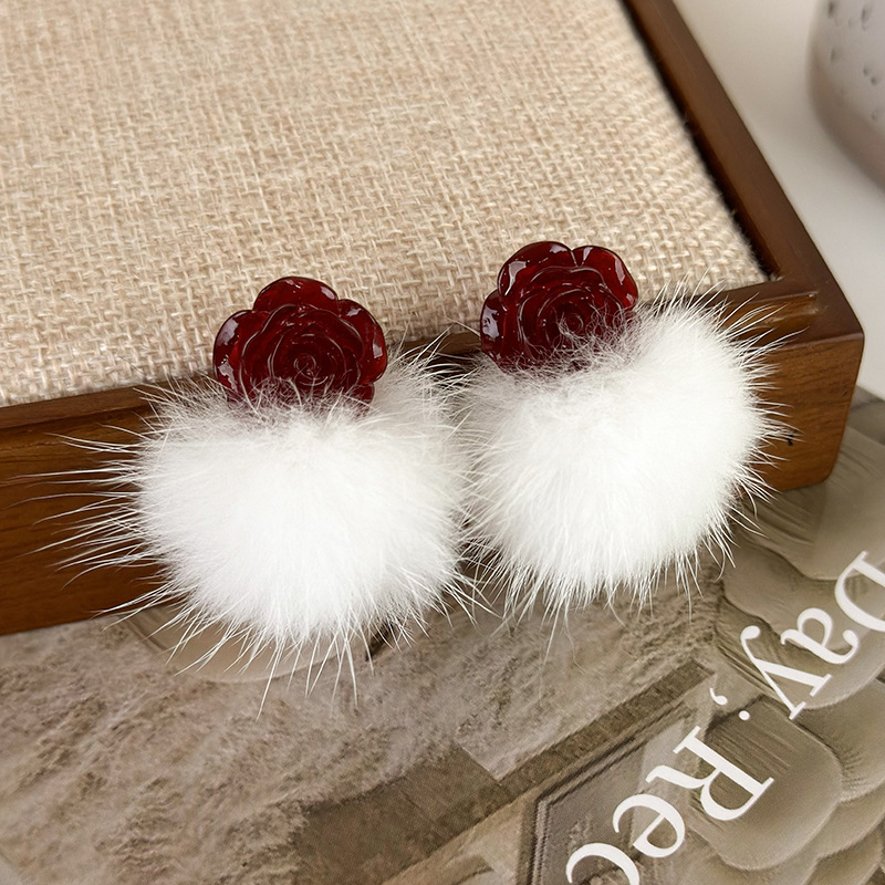 1 Pair Simple Style Classic Style Commute Flower Patchwork Resin Hairball Drop Earrings display picture 3