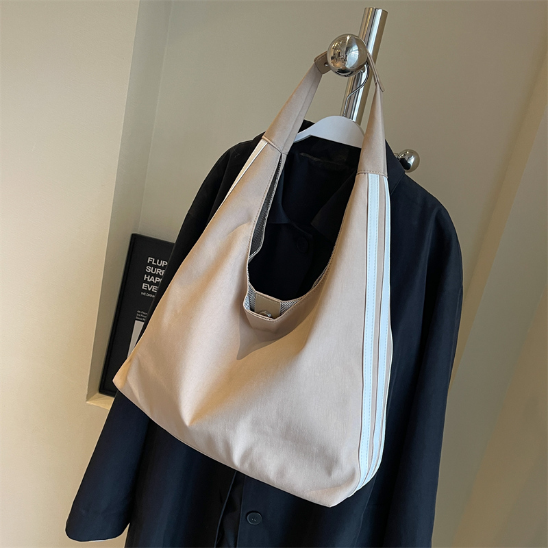 Women's Canvas Solid Color Classic Style Sewing Thread Dumpling Shape Magnetic Buckle Shoulder Bag display picture 2