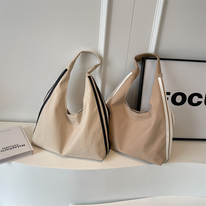 Women's Canvas Solid Color Classic Style Sewing Thread Dumpling Shape Magnetic Buckle Shoulder Bag display picture 7