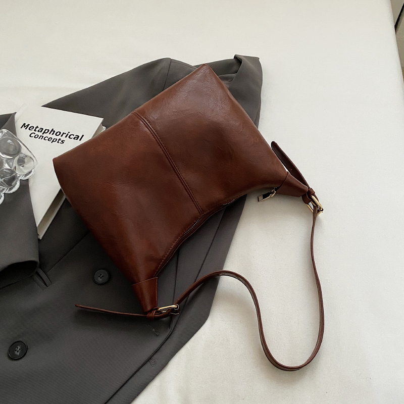 Women's Pu Leather Solid Color Elegant Sewing Thread Pillow Shape Zipper Shoulder Bag display picture 3