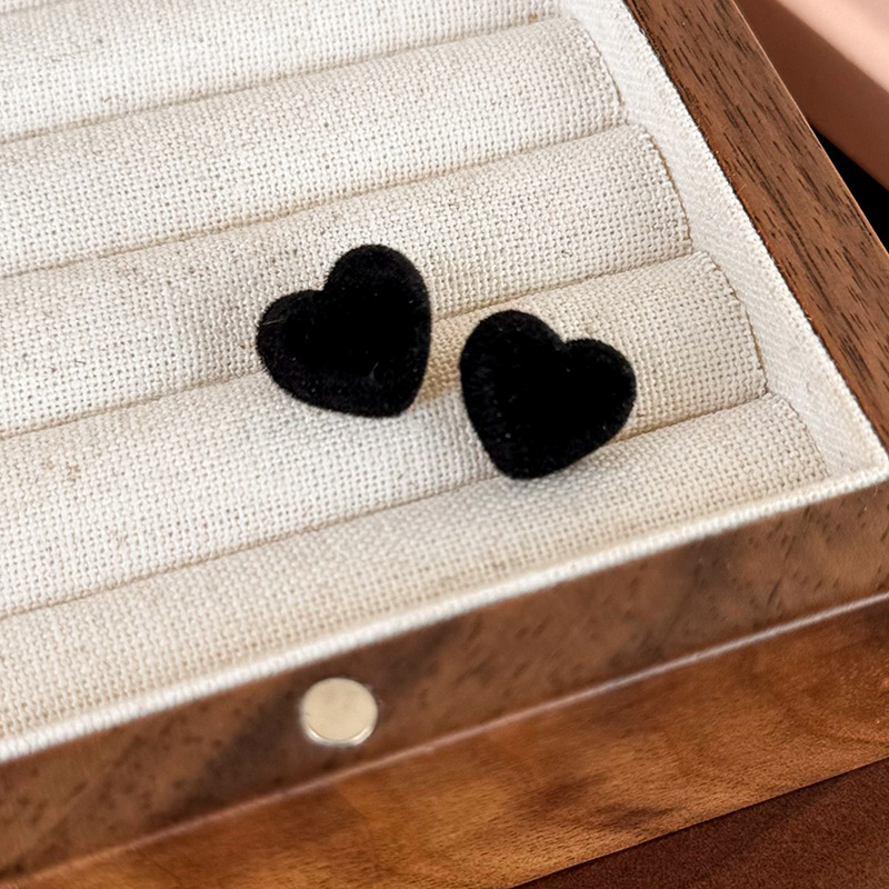 1 Pair Princess Sexy Solid Color Heart Shape Patchwork Flocking Ear Studs display picture 10