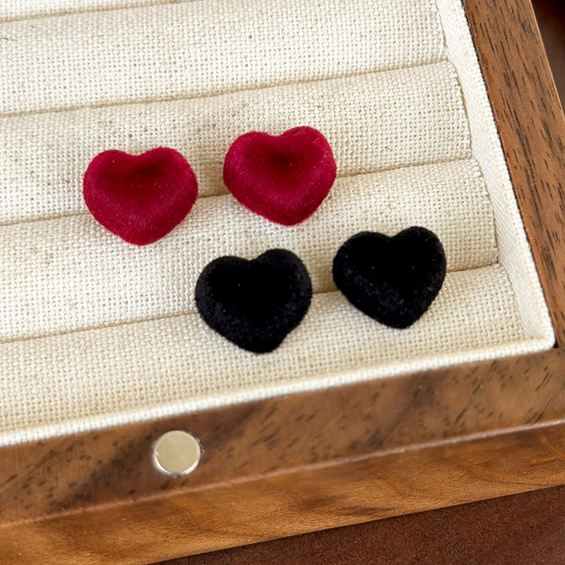 1 Pair Princess Sexy Solid Color Heart Shape Patchwork Flocking Ear Studs display picture 5