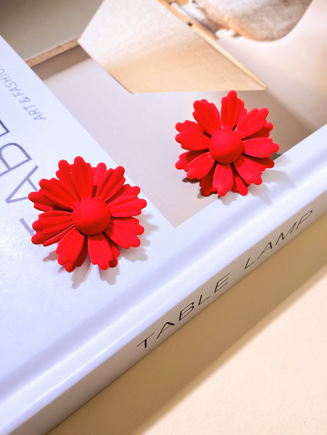 1 Pair Elegant Lady Daisy Alloy Ear Studs display picture 7