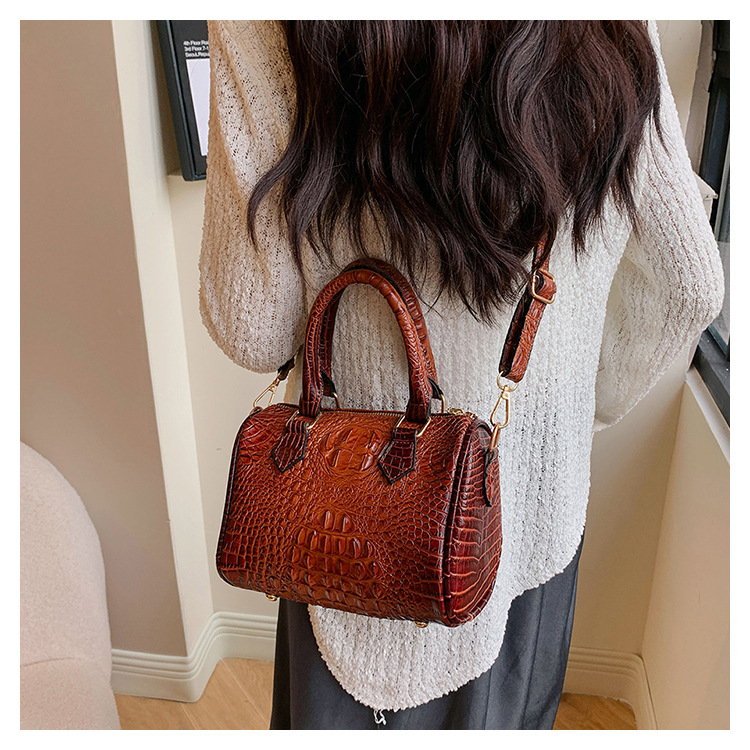 Women's Pu Leather Solid Color Vintage Style Pillow Shape Zipper Handbag display picture 4