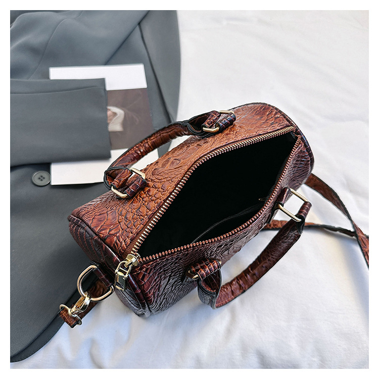 Women's Pu Leather Solid Color Vintage Style Pillow Shape Zipper Handbag display picture 13