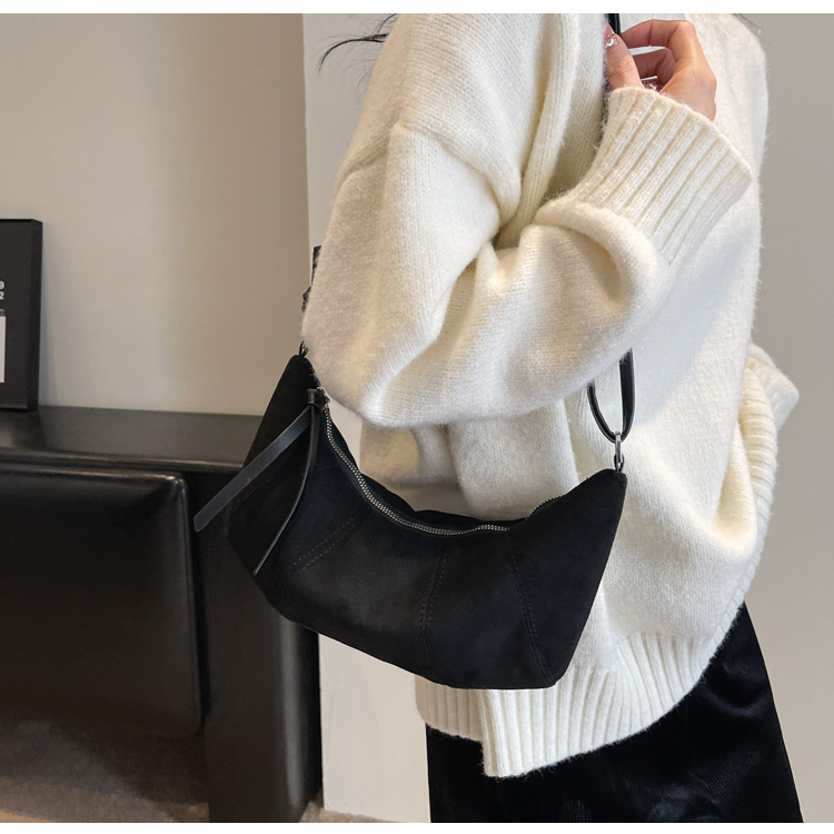 Women's Flannel Solid Color Business Dumpling Shape Zipper Shoulder Bag display picture 6
