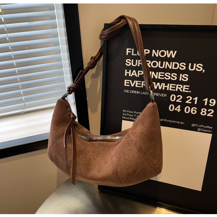 Women's Flannel Solid Color Business Dumpling Shape Zipper Shoulder Bag display picture 7