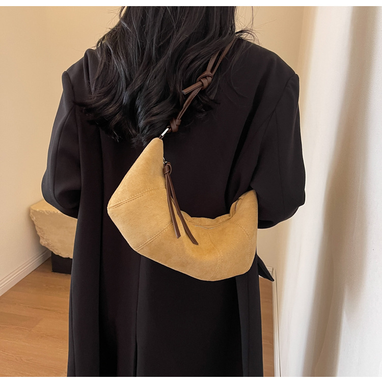 Women's Flannel Solid Color Business Dumpling Shape Zipper Shoulder Bag display picture 11