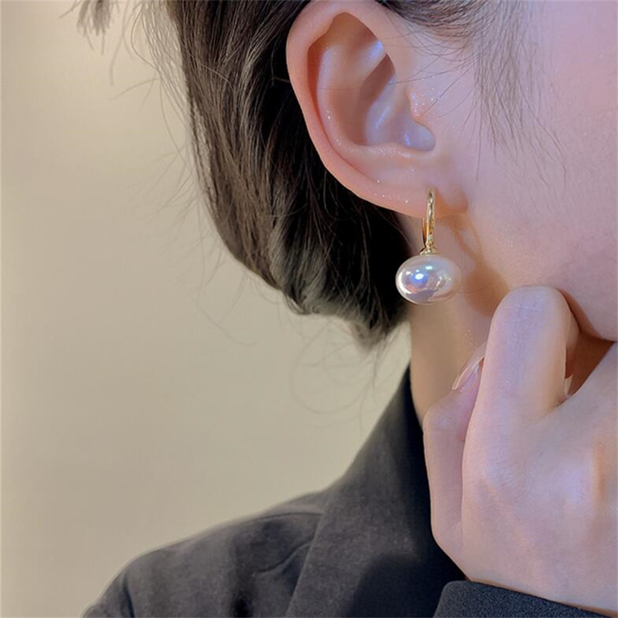 1 Pair Elegant Streetwear Solid Color Imitation Pearl Copper Drop Earrings display picture 7