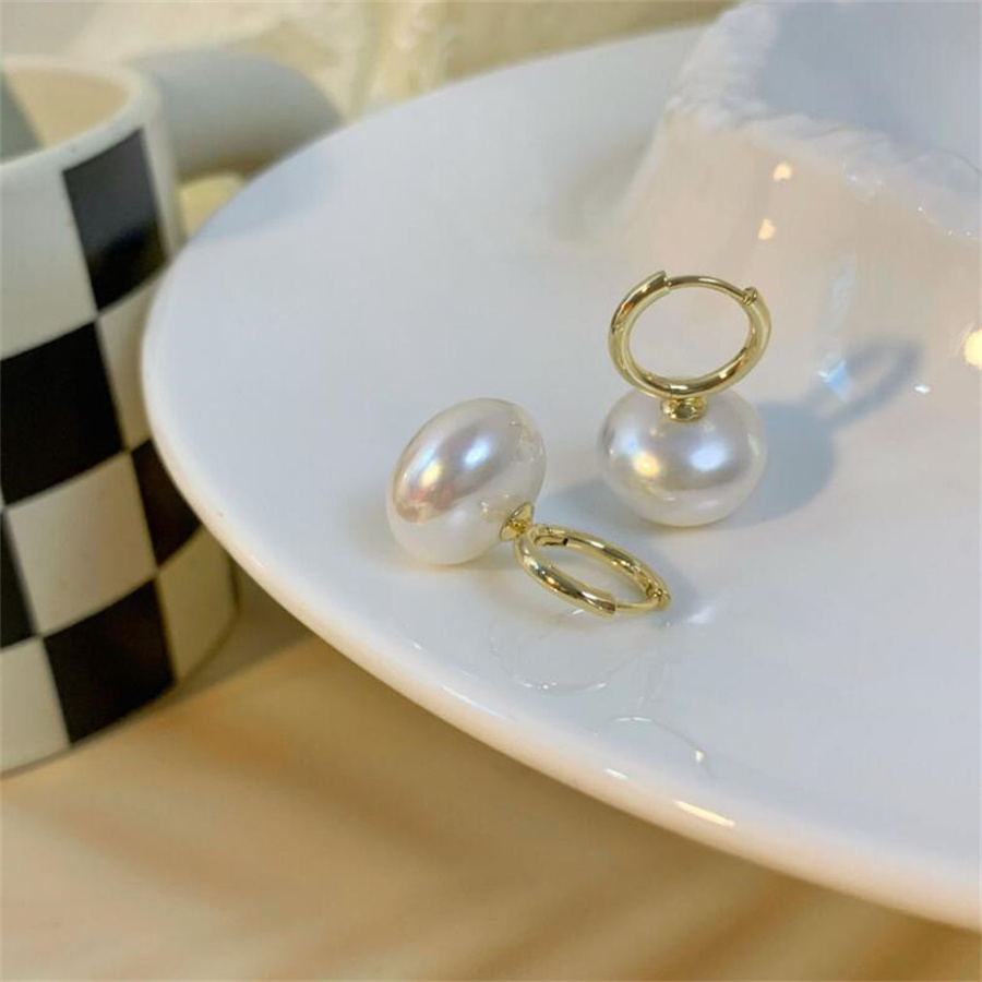 1 Pair Elegant Streetwear Solid Color Imitation Pearl Copper Drop Earrings display picture 5