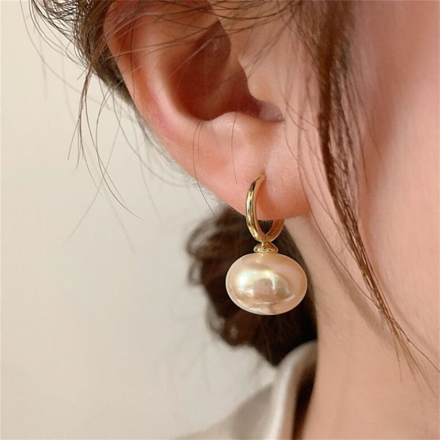 1 Pair Elegant Streetwear Solid Color Imitation Pearl Copper Drop Earrings display picture 4