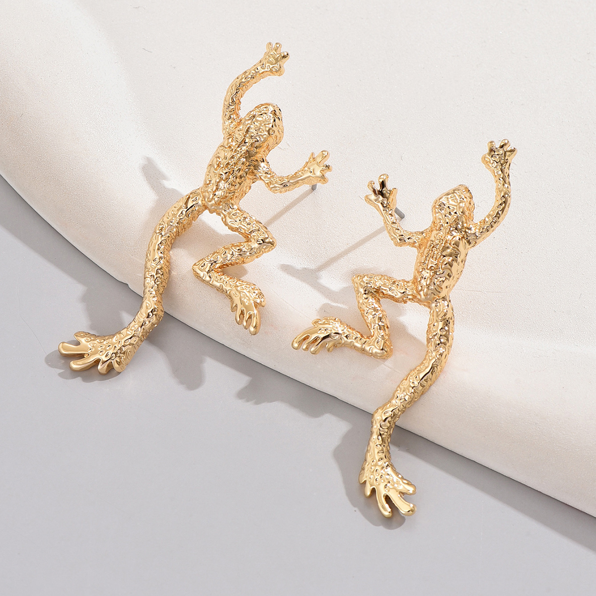 1 Pair Vintage Style Exaggerated Triangle Golden Toad Rectangle Plating Alloy Drop Earrings display picture 1