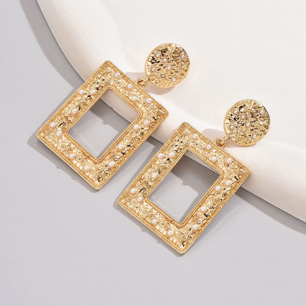 1 Pair Vintage Style Exaggerated Triangle Golden Toad Rectangle Plating Alloy Drop Earrings display picture 6