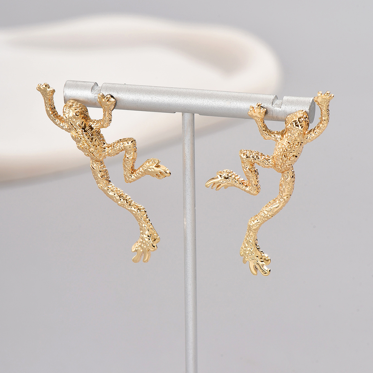 1 Pair Vintage Style Exaggerated Triangle Golden Toad Rectangle Plating Alloy Drop Earrings display picture 2