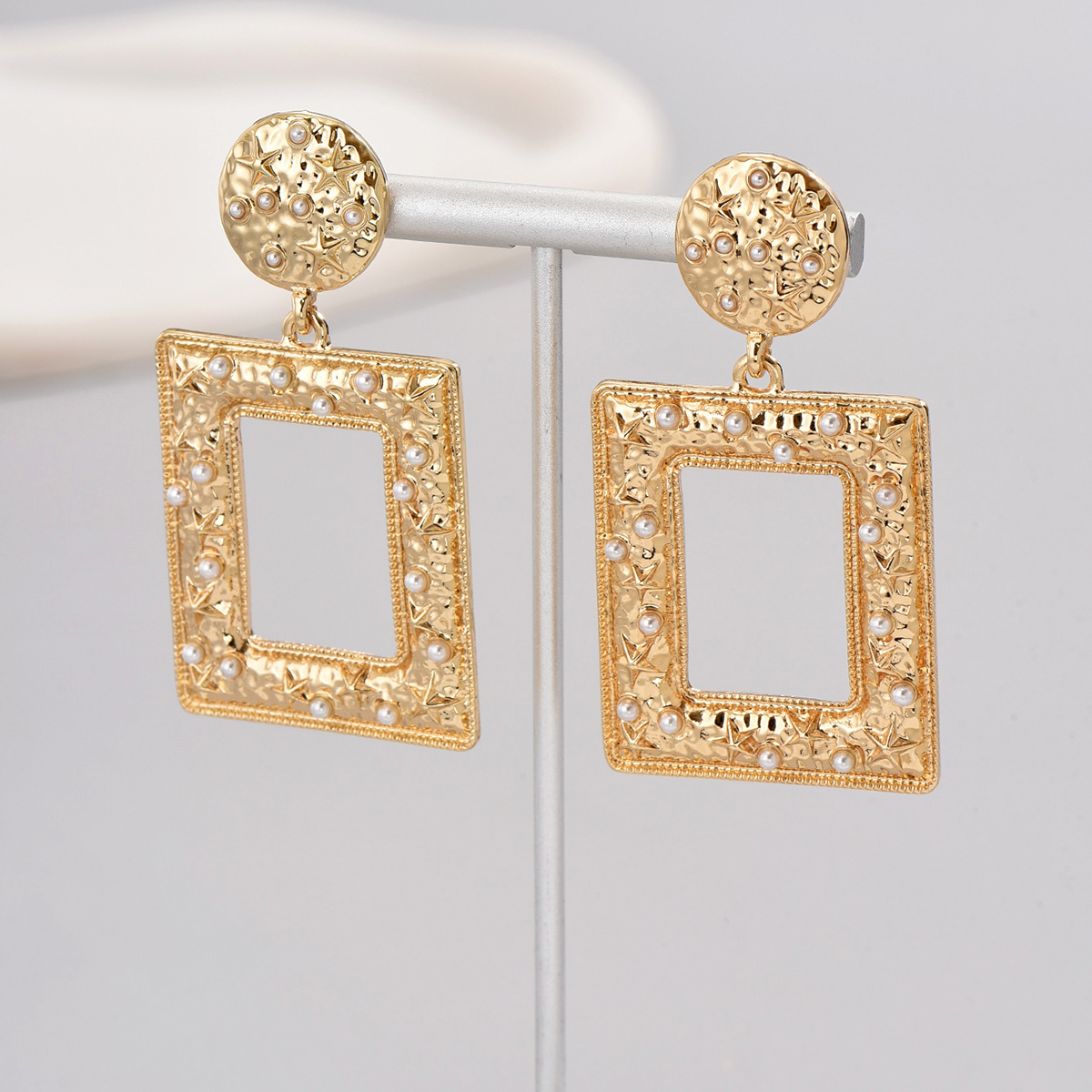 1 Pair Vintage Style Exaggerated Triangle Golden Toad Rectangle Plating Alloy Drop Earrings display picture 5